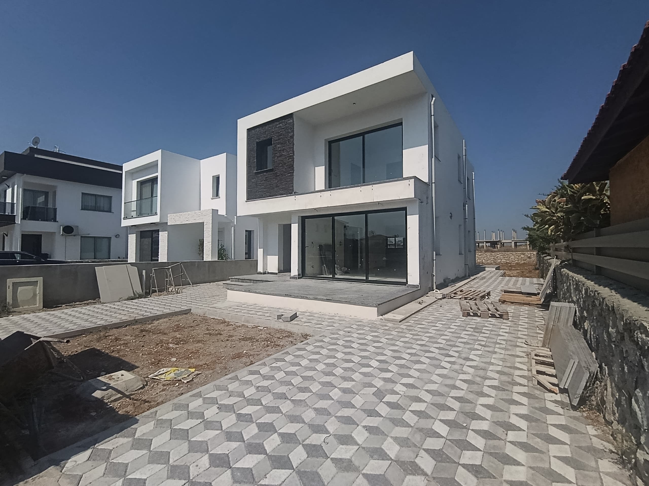 IMG_20260825_102841 Gönyeli Villalar Bölgesi’nde satılık Türk koçanlı müstakil villanın dış görünümü