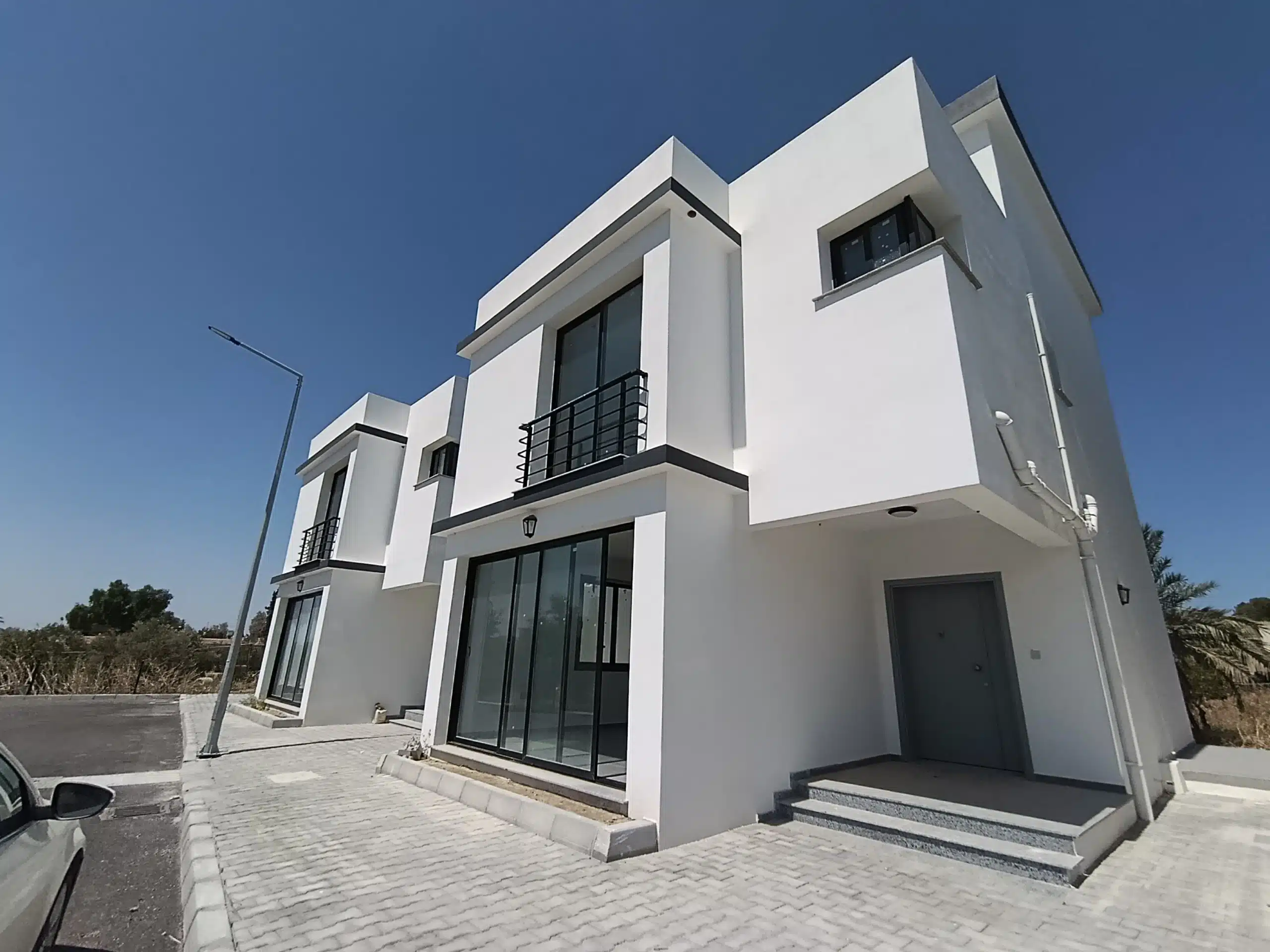IMG_20250827_122035 Lefkoşa Demirhan’da satılık 3 odalı dubleks ev – bahçeli ve balkonlu müstakil villa dış cephe görünümü